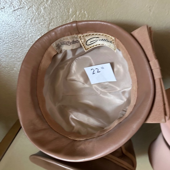 FABULOUS 1960s\' TAN LEATHER CLOCHE STYLE HAT + BEIGE GROSGRAIN TRIM & SIDE  BOW main image 4